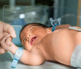 Newborn baby undergoing the Apgar test.