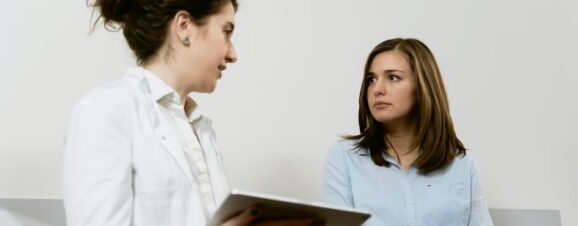 Doctor explaining the the chorionic villus sampling procedure to a pregnant woman.