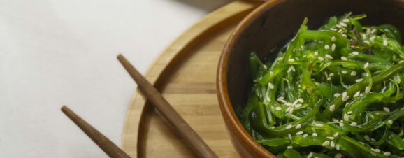 A bowl of green seaweed, which is a suitable food for pregnancy.
