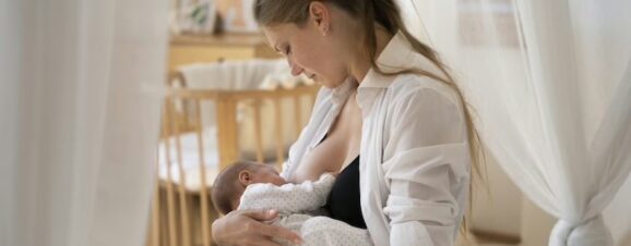 Mother breastfeeding her baby despite suffering from mastitis.